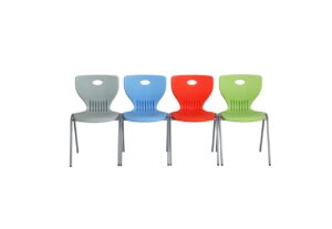 Chaises scolaires colorées